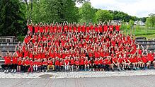 Der SV Eggingen feiert 2025 sein 50-jähriges Bestehen. Das Bild zeigt den Verein mit allen Aktiv- und Jugendmannschaften.