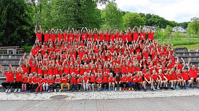 Der SV Eggingen feiert 2025 sein 50-jähriges Bestehen. Das Bild zeigt den Verein mit allen Aktiv- und Jugendmannschaften.