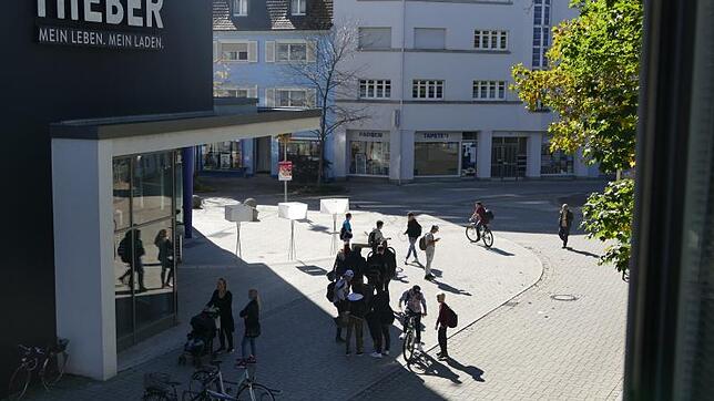 Besonders nach Schulschluss treffen sich viele Jugendliche auf dem Karlsplatz, um zu chillen und zu quatschen. Manche stört das, aber ...