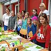 Die Kinder durften eigene Baumgeister basteln, hier mit Autorin Nina Blazon (3. von links), Schulsozialarbeiterin Julja Budamert (6. von ...