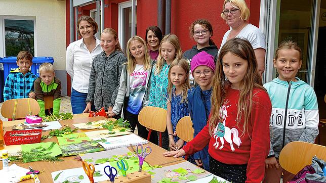Die Kinder durften eigene Baumgeister basteln, hier mit Autorin Nina Blazon (3. von links), Schulsozialarbeiterin Julja Budamert (6. von ...