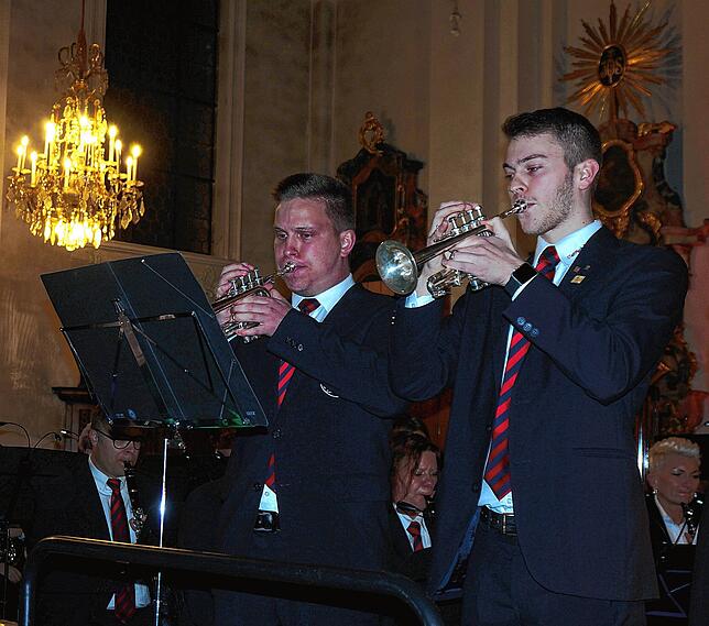 Die Solisten Johannes Dörflinger (links) und Johannes Jensen zeigen bei Vivaldis Trompetenkonzert ihre Klasse.