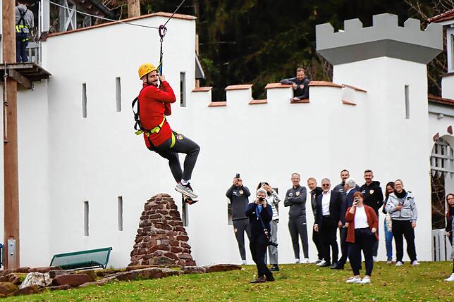 Torwart Fabian Bredlow wagt die Fahrt mit der Seilbahn.