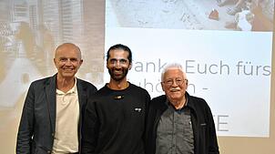 Beim Abend des fairen Handels (von links): Bürgermeister Dietmar Zäpernick, Basu Dev Tiwari und Willi Moosmann vom Weltladen.