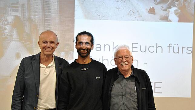 Beim Abend des fairen Handels (von links): Bürgermeister Dietmar Zäpernick, Basu Dev Tiwari und Willi Moosmann vom Weltladen.