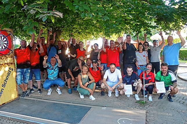 Ein Teil der Spieler mit Organisatoren und Hausherrin Pia Schmidt vom Minigolfplatz (vorne Mitte knieend).