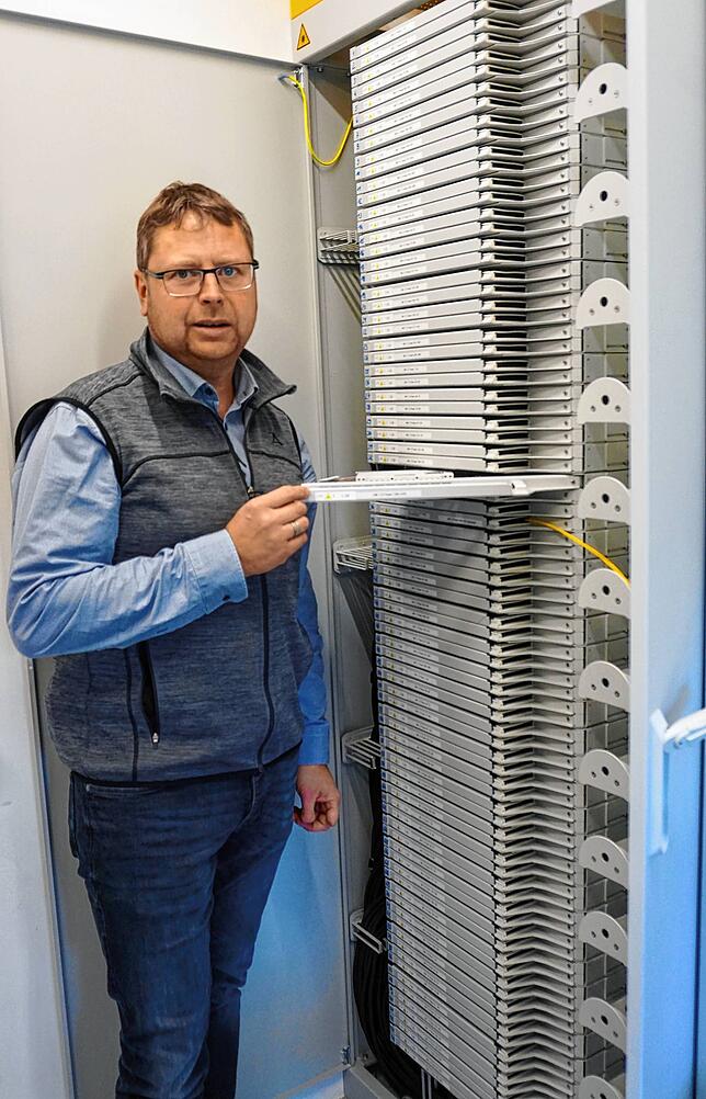 Ühlingen-Birkendorfs Ortsbaumeister Jürgen Gamp erläutert die Passivtechnik im POP am Technikstandort in Untermettingen.