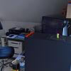 Ein Heißgetränk, Computer und Kabelsalat: Die Grundausstattung fürs Homeoffice ist überall ähnlich.
