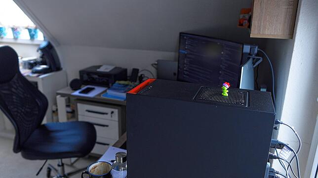 Ein Heißgetränk, Computer und Kabelsalat: Die Grundausstattung fürs Homeoffice ist überall ähnlich.