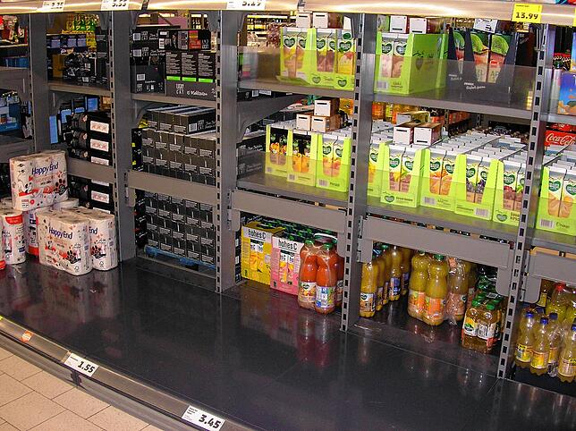 Viele Kunden dachten, die Hamsterkäufe hinter sich gelassen zu haben. Nun stehen sie wieder vor leeren Regalen. In diesem Supermarkt ...