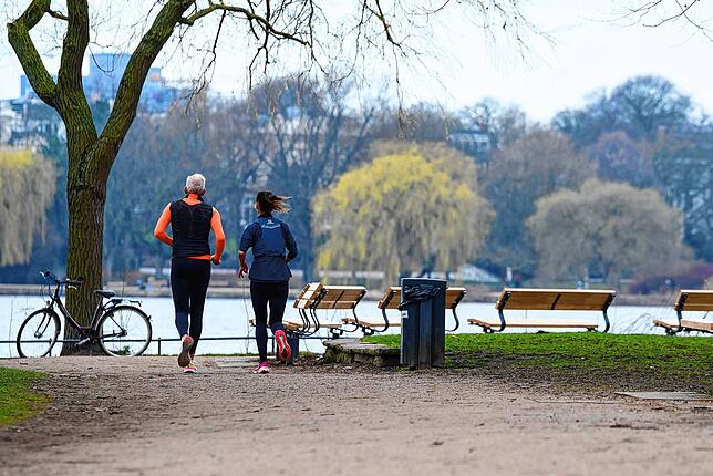 Eine Stunde joggen schenkt uns sieben Stunden Lebenszeit, sagt Bas Kast.