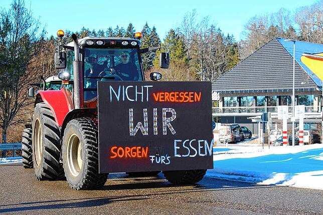 Bild 10: Bauern protestieren gegen Sparpläne: Bilder vom Traktorkorso zur Brauerei Rothaus