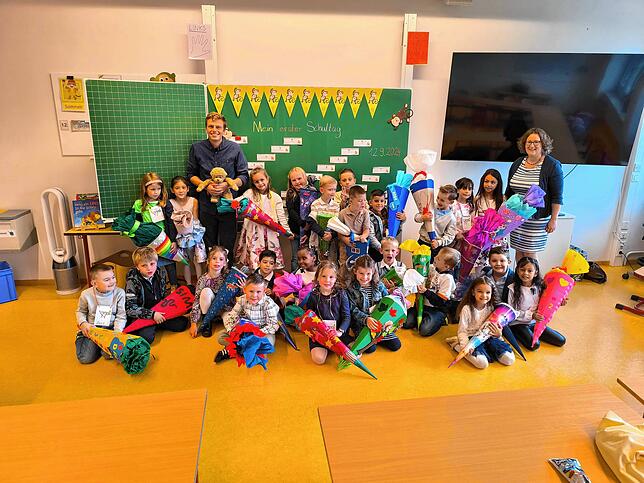 Die Klasse 1b der Grundschule Engen mit ihrem Klassenlehrer Stephan Blum und ihrer Fachlehrkraft Viola König.