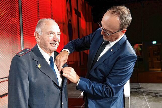 60 Jahre – das ist fast unglaublich. Hier ehrt Oberbürgermeister Uli Burchardt Michael Koch mit der Ehrennadel für 60 Jahre Engagement ...