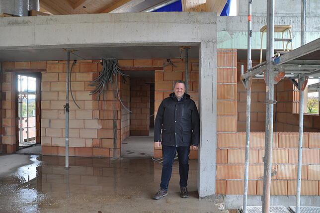 Architekt Jakob Krimmel ist zufrieden mit den aktuellen Baufortschritten am neuen Vereinsheim und hofft, dass das Wetter in den ...