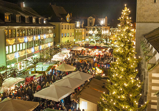 Für den Weihnachtsbaum auf dem Christkindlemarkt (am rechten Bildrand) auf dem Radolfzeller Marktplatz beim Münster soll nun eine ...