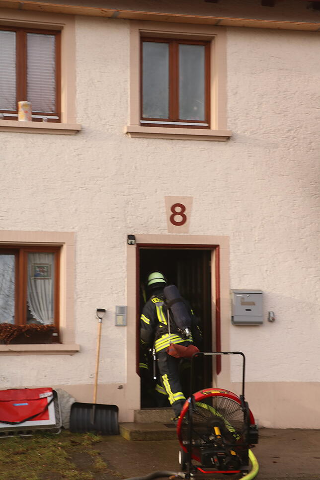 Bild 19: Die Bilder zum Feuerwehreinsatz in Allmendshofen: Eine defekte Heizung beginnt zu brennen