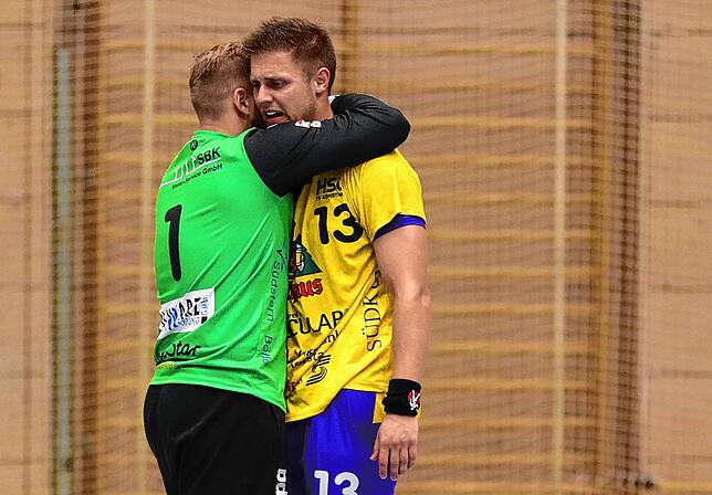 Derzeit müssen Maximilan Wolf (links) und Fabian Wiederstein Abstand halten. Möglichst bald wollen die beiden Handballer aber wieder ...
