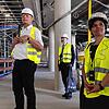 Projektmanager Eberhardt Sturm (von links), Projektdirektor Marcus Janko und Centerleiterin Carolin Faustmann führen durch das Cano, das ...