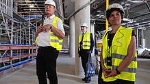 Projektmanager Eberhardt Sturm (von links), Projektdirektor Marcus Janko und Centerleiterin Carolin Faustmann führen durch das Cano, das ...