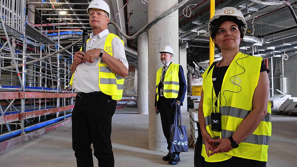 Projektmanager Eberhardt Sturm (von links), Projektdirektor Marcus Janko und Centerleiterin Carolin Faustmann führen durch das Cano, das ...