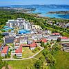 Campus der Universität Konstanz auf dem Gießberg. Im Hintergrund rechts die Insel Mainau. (Luftbild von Mai 2020)