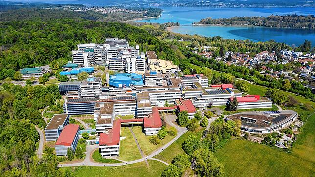 Campus der Universität Konstanz auf dem Gießberg. Im Hintergrund rechts die Insel Mainau. (Luftbild von Mai 2020)