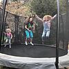 Laetitia, Helena und Aurelia Weidmann aus Villingen haben Spaß auf ihrem Gartentrampolin.