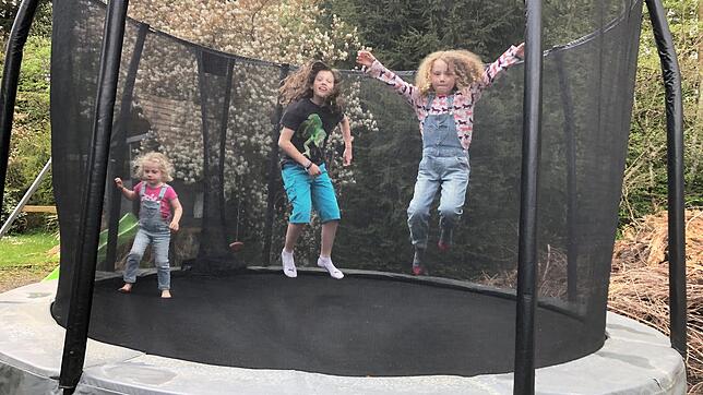 Laetitia, Helena und Aurelia Weidmann aus Villingen haben Spaß auf ihrem Gartentrampolin.