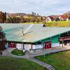Von außen betrachtet mag die Litzelhardthalle intakt wirken, doch wenn es lange regnet, bilden sich Wasserlachen auf dem Hallenboden.