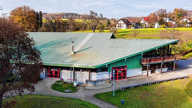 Von außen betrachtet mag die Litzelhardthalle intakt wirken, doch wenn es lange regnet, bilden sich Wasserlachen auf dem Hallenboden.