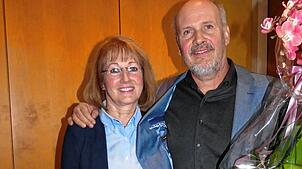 Nach 35 Jahren als Chefsekretärin verabschiedet Bürgermeister Stefan Kaiser Gabriele Contrael.