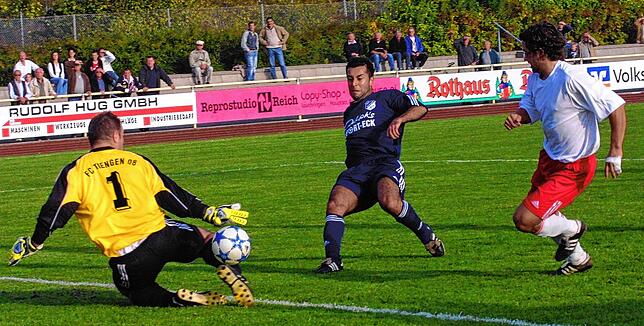 Torjäger: Erkan Aktas (Mitte) trifft im Derby beim FC Tiengen 08 am 15. Oktober 2005 zum 1:1-Endstand gegen Torwart Jürgen Adam und ...