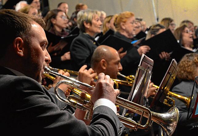 Glänzend: Die Bläser der Stadtkapelle, doch nicht nur sie – auch die Schlagzeuger an Pauke, Trommel und Glocken prägten das Konzert.