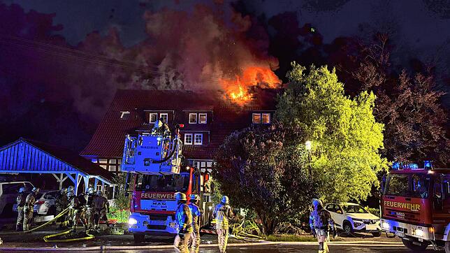 Ein Feuer an einem Wohnhaus im Villingen-Schwenninger Ortsteil Mühlhausen führte in der Nacht zum Samstag, 24. Mai, zu einem groß ...