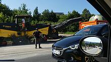 Ein gefährlicher Arbeitsplatz: Die Straßenbaustelle direkt neben dem fließenden Verkehr an der B&nbsp;462 beim Schramberger Stadtteil ...