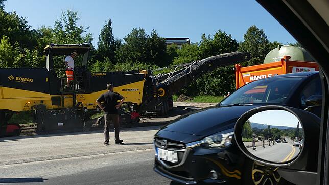 Ein gefährlicher Arbeitsplatz: Die Straßenbaustelle direkt neben dem fließenden Verkehr an der B&nbsp;462 beim Schramberger Stadtteil ...