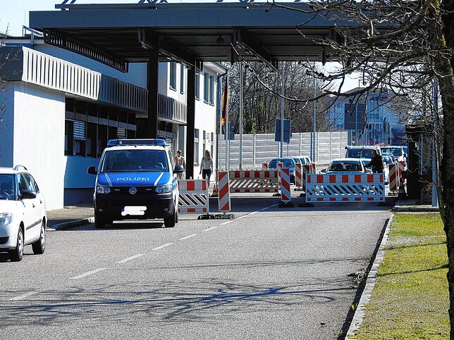 Intensive Kontrollen: Die Grenzschließung bringt für Autofahrer lange Wartezeiten mit sich.