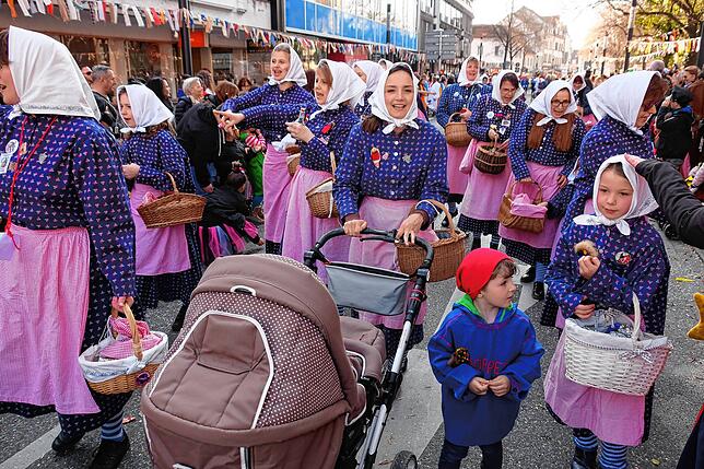 Auch die kleinsten Narren tragen ihre Häser mit Stolz. Im Bild sind die Rebwieber aus Singen beim Umzug 2019 zu sehen.