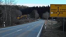 Die Umleitungsstrecke von Mönchweiler her führt über den Kreisel in Königsfeld (Hintergrund) auf die L 177 in Richtung Hagenmoss und ...
