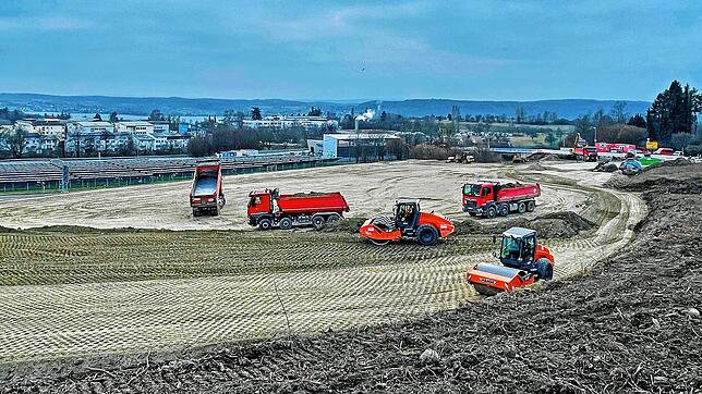 Auf Hochtouren laufen die Rekultivierungsarbeiten an der alten Abfahrt nach Aufkirch. Im Hintergrund der Schättlisberg und das ...