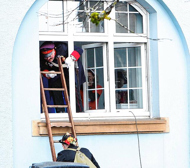 Der Narrenbolizist Jürgen Wintermantel ist über die Leiter schon in der Amtsstube vom OB, Severin (Thomas Höfler) folgt. Bild: Roger Müller
