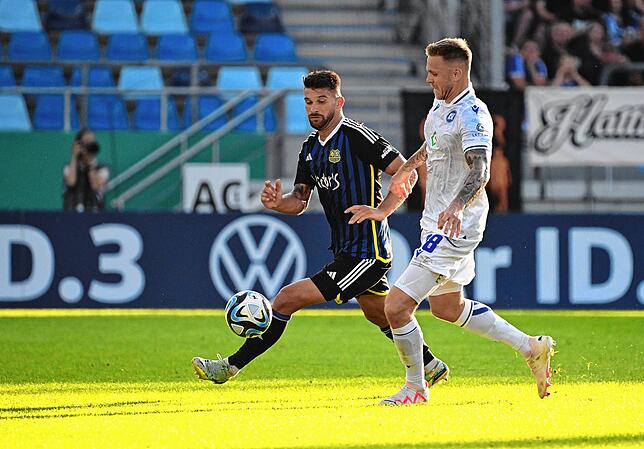 Kai Brünker (links) im DFB-Pokal-Spiel gegen den Karlsruher SC (Marcel Franke).