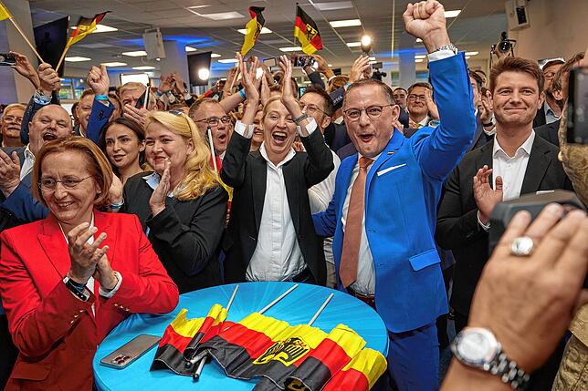 Alice Weidel und Tino Chrupalla jubeln in der AfD-Parteizentrale bei der Prognose zur Europawahl.