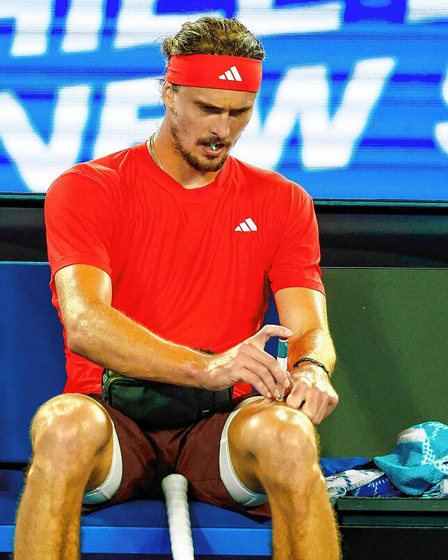 Alexander Zverev spritzt sich Insulin.