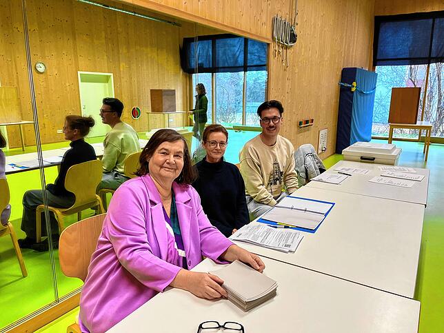 Mechthild Heck, Larissa Dering und Josua Neher (v.l.) sind am Nachmittag als Wahlhelfer im Familienzentrum St. Konrad eingeteilt.