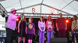 Eine muntere Gruppe sind die Sängerinnen und Sänger von Monika Biwald (links), die wie Kollegin Sabine Porsch (rechts) teilweise am ...