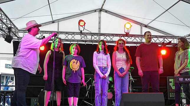 Eine muntere Gruppe sind die Sängerinnen und Sänger von Monika Biwald (links), die wie Kollegin Sabine Porsch (rechts) teilweise am ...