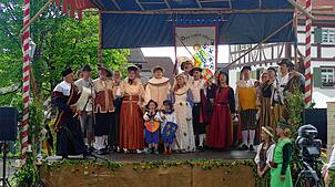 Die „Stettener Hochzeitsgesellschaft“ durften beim Mittelalterfest nicht fehlen, flanierte ein ums andere Mal über das Festgelände und ...