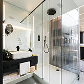 Nassbereich mit Dusche, die Hotelstandards entspricht.